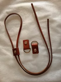 KOMPONENTY NA KABELKY / Sada stahovací řemínek, 2 ks poutka D kroužek / koňak